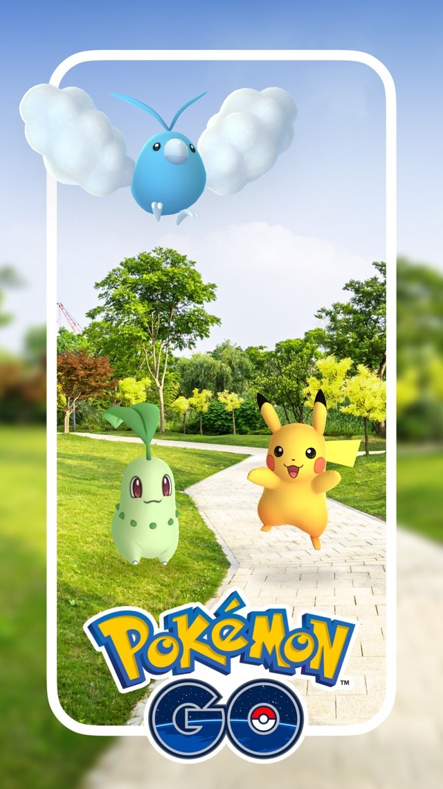 Pokémon GO gameplay screenshot — catching Pokémon in an augmented-reality park scene