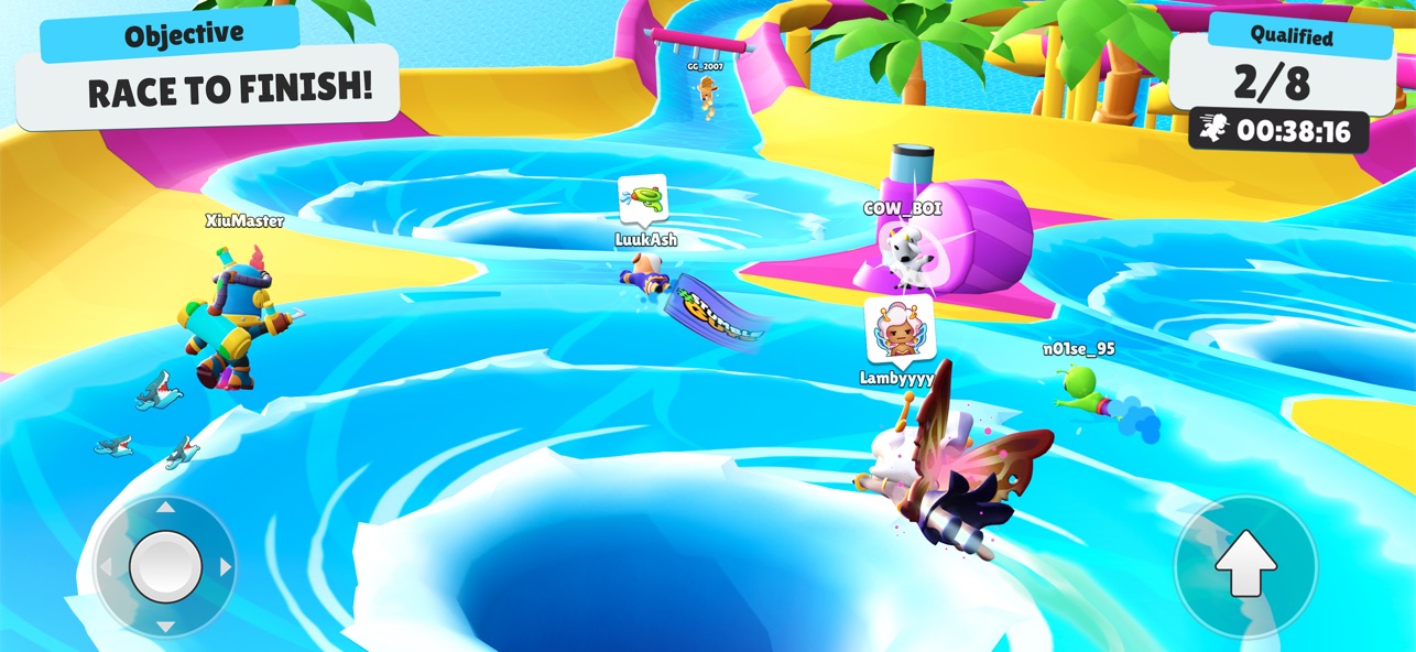 Stumble Guys gameplay screenshot — wobbly characters racing across a watery obstacle course